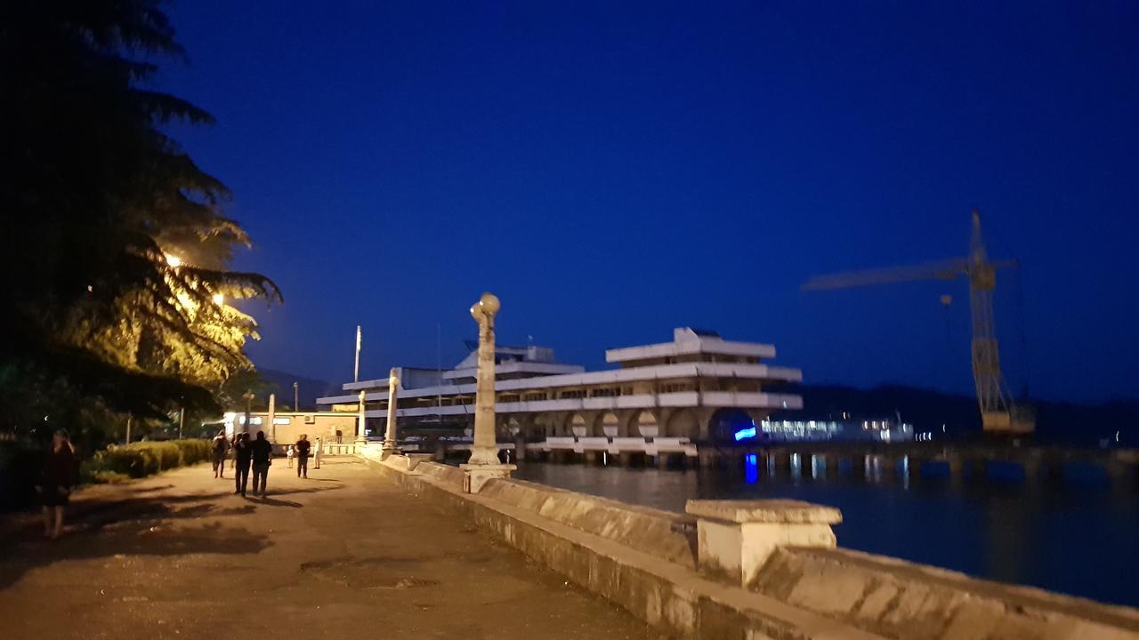 Люкс Апартаменты Центр Sukhumi Bagian luar foto